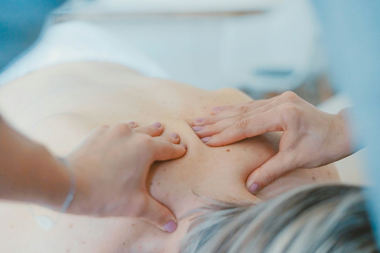 Massage von Schultern und oberem Rücken auf der mitgebrachten Liege – so läuft ein Termin im Unternehmen ab.